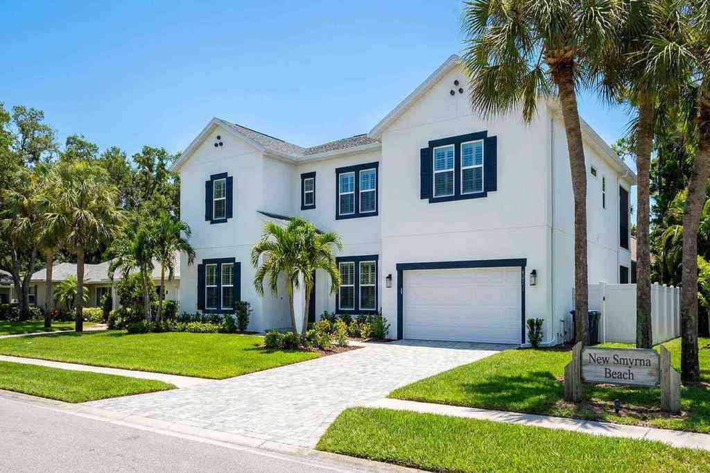 Beautifully painted Florida home exterior after professional painting job